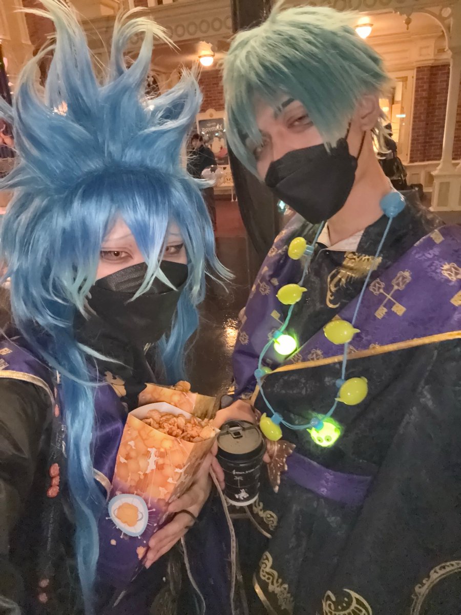 ramune209394288's tweet photo. 絶対全身がたがた震えながら陽の隣で頑張って撮った陰のデァ君

🦈→@uta_h_ 

#Dハロ仮装2025 
#Dハロツイステ仮装 https://t.co/HxUSBovi9E