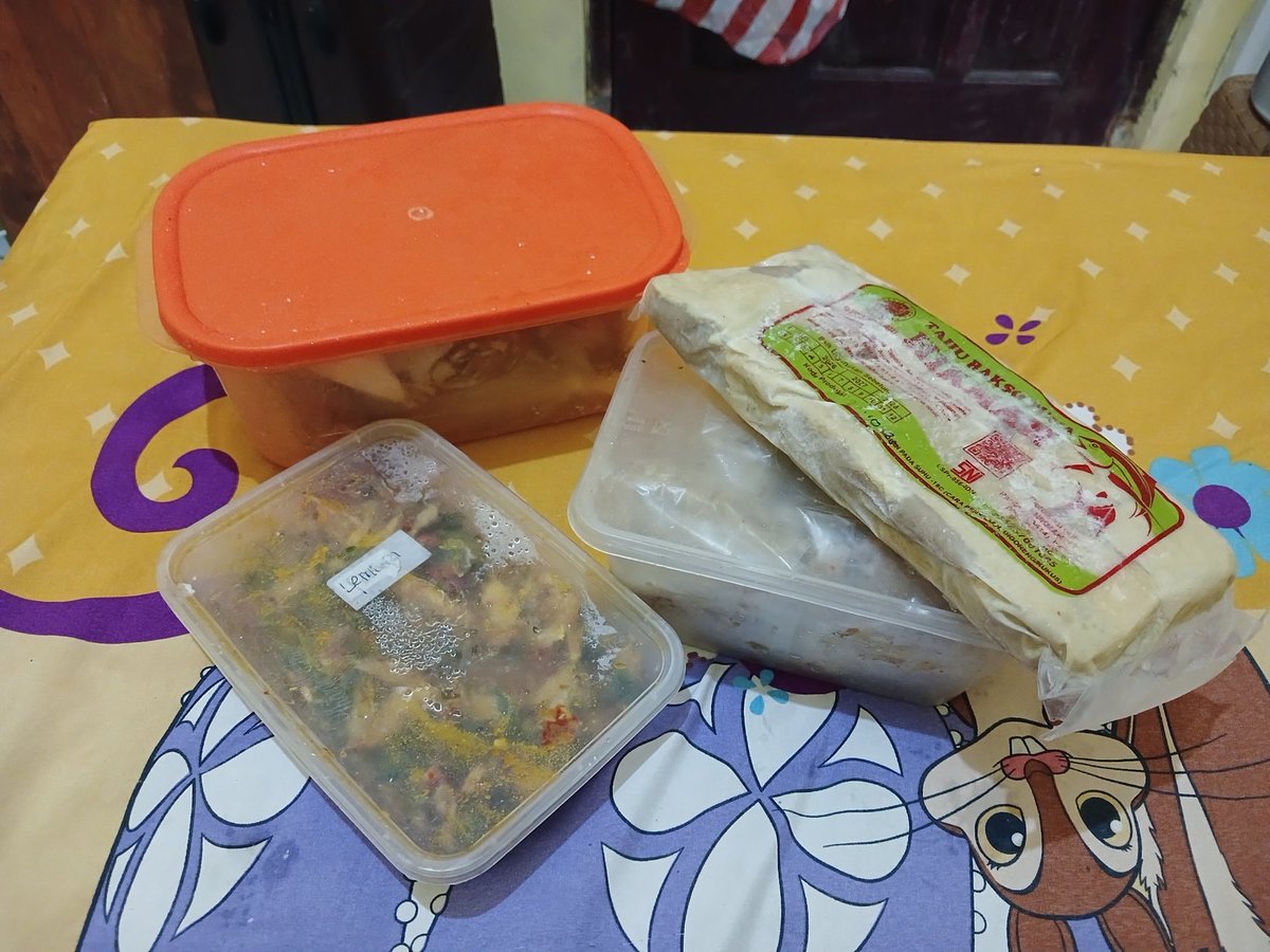 dibawain ini, telor, beras 5kg, jajanan, mangga. tadinya mau dibawain nasi juga sama uti biar gausah masak nasi dulu pas udh sampe. tapi udh GA CUKUPP. terima kasih utiku ibukku adekku, semuanya serumah 🤍🤍🤍
