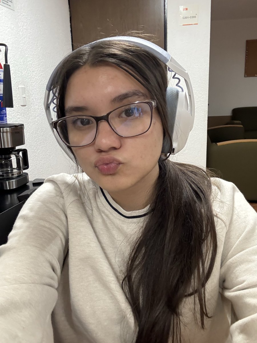 PauSimn2's tweet photo. La niña quería estudiar arqui y ahora tengo que terminar la cimbra para mañana https://t.co/KQAqoRpXoE