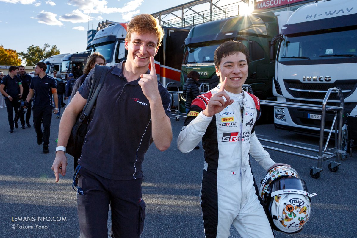 中村仁、R-ace GPと共に2025年FRECAチームズチャンピオン獲得！！！

エンツォ・デリーニ、アクシャイ・ボーラと中村仁の3人を擁するR-aceは、最終戦でPremaに競り勝ち2021年以来2度目のチャンピオンに。

中村にとっても、ヨーロッパ挑戦初年度で初のタイトルとなりました！

#FRECA #Lemansinfocom