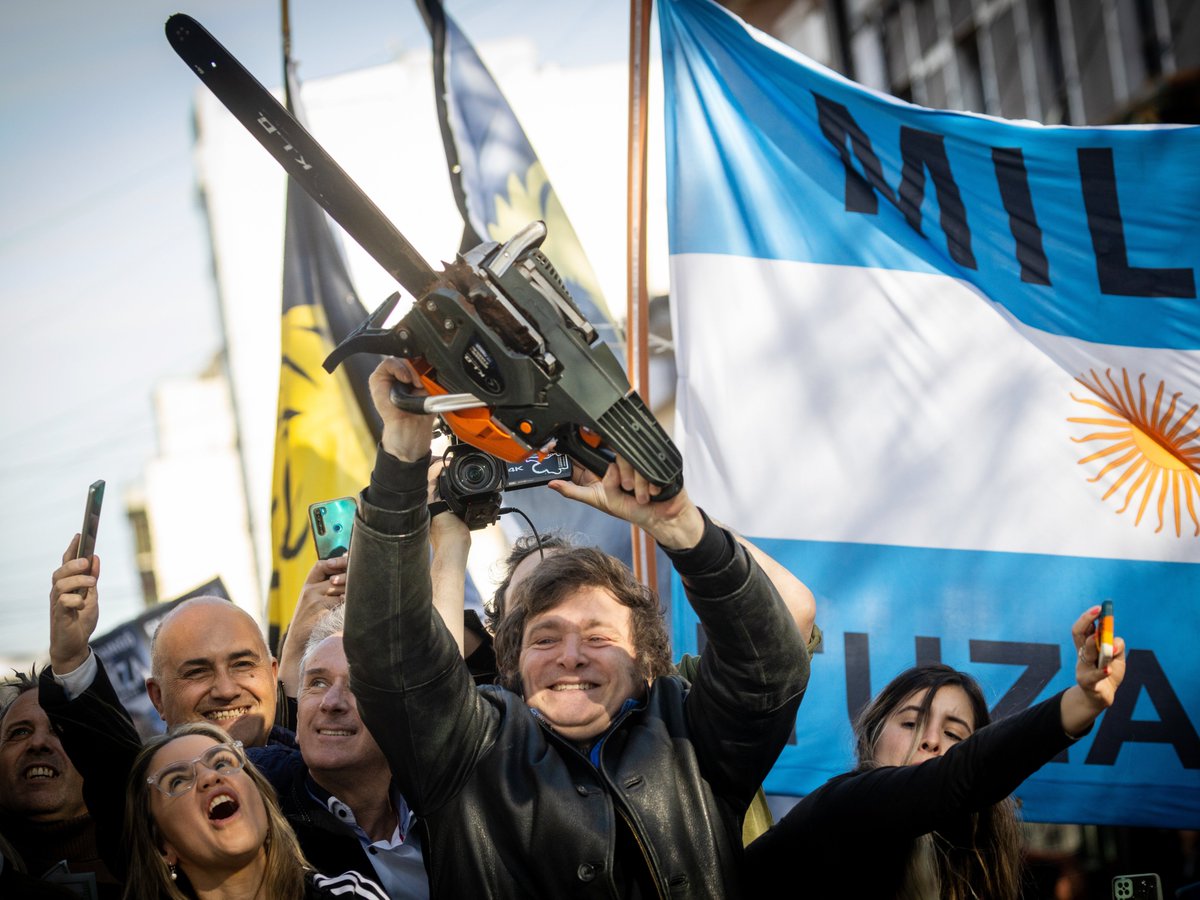 MikolajPisarski's tweet image. No to mamy zaskoczenie w Argentynie - po bardzo słabych sondażach libertariańska partia Javiera Mileia, La Libertad Avanza (LLA), pewnie wygrywa wybory midtermowe, zdobywając prawie 40,7% głosów.

Wygraną (o włos) LLA odniosła nawet w prowincji Buenos Aires - tradycyjnym…