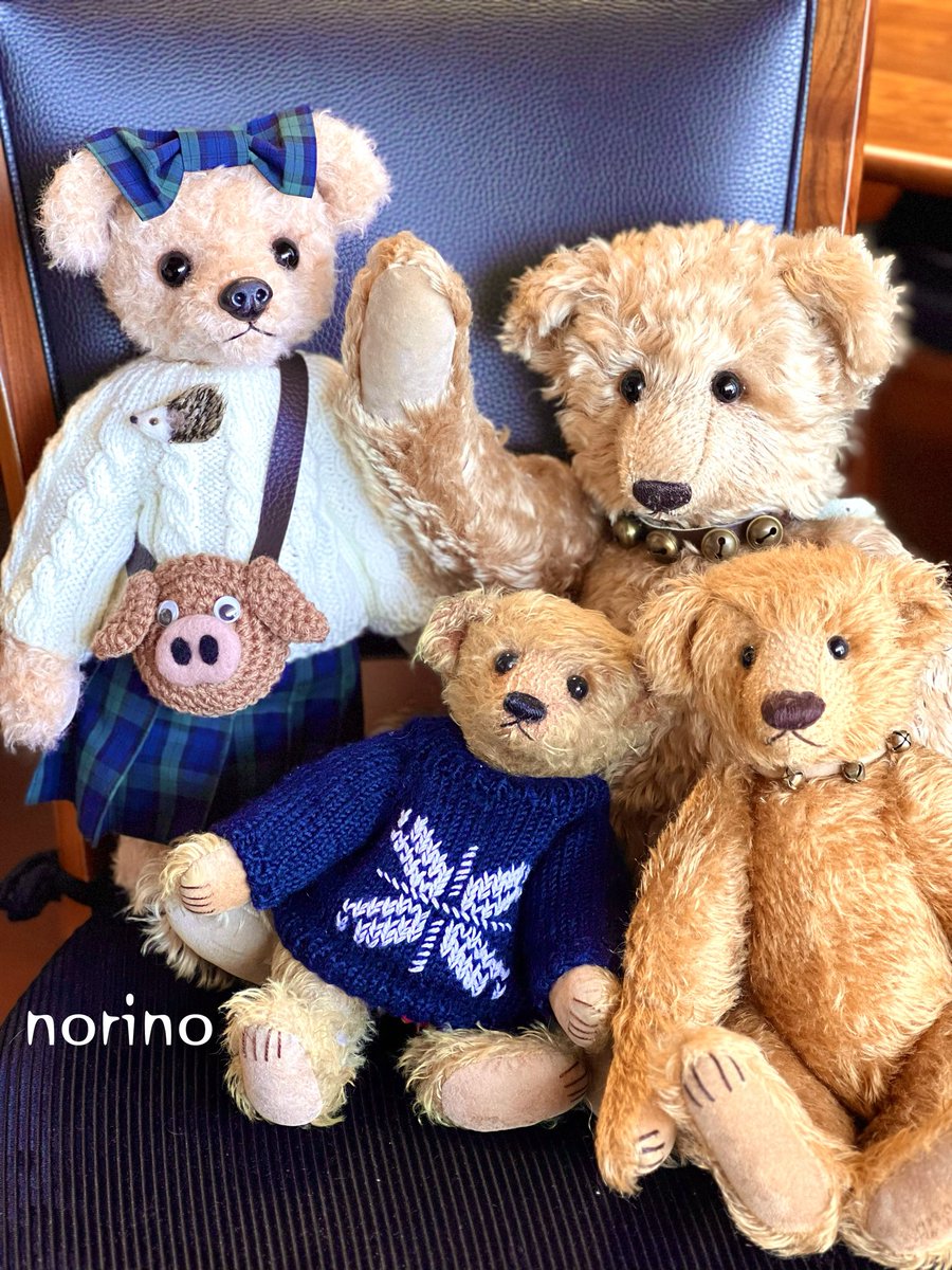 今日、10月27日はテディベアの日。
1枚目は羊毛フェルトで作ったテディベアちゃん。
ハロウィンが近いのでハロウィンの装いで🎃
2枚目はテディわんこ。
3枚目は過去に作ったテディベアです。

洋服を着ている子は1人目の孫に。
2人目の孫にも作らなければ！

#テディベア
#羊毛フェルト