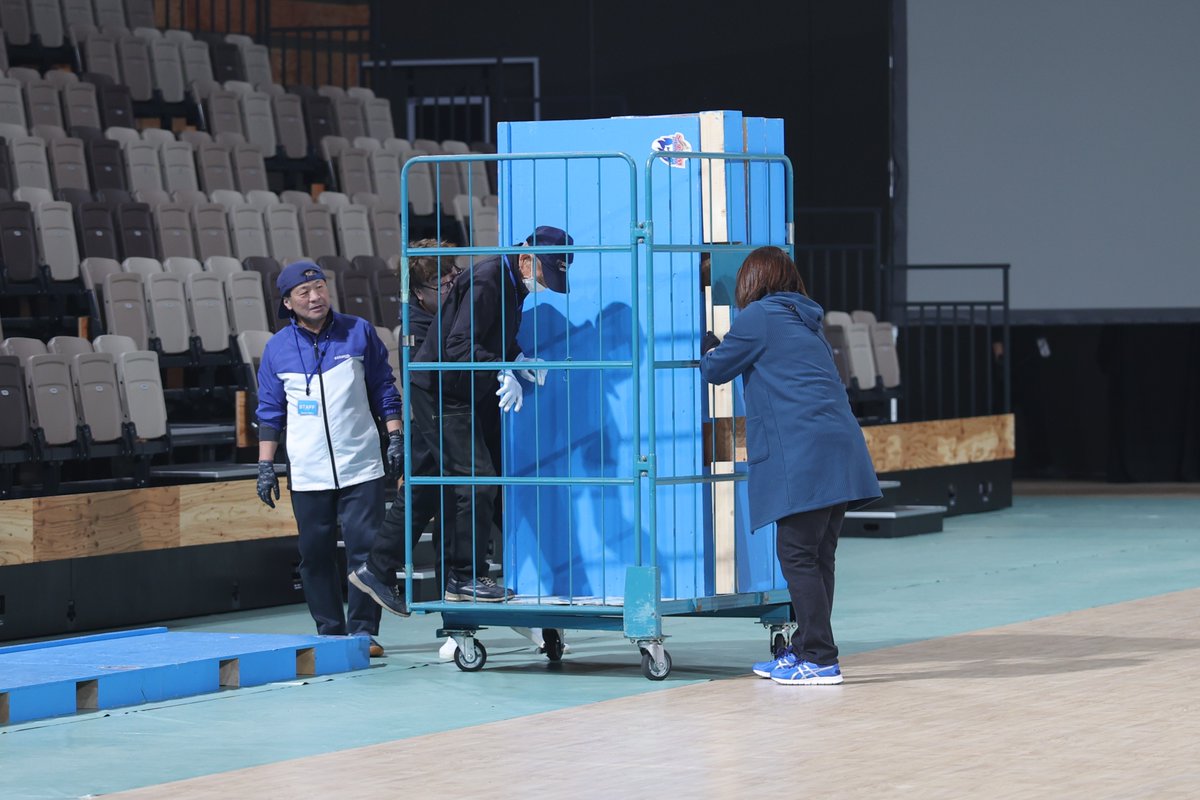 \\ 設営作業って何をするの❓//

設営作業はフラッグ装飾や椅子の運搬、コート作りなどお客様を出迎える準備として会場内を整えます✨

📅試合前日
🕑9:30～15:00（予定）
🎒内履き・軍手持参
✅お弁当・飲料水支給
⚠️変更となる場合もございます。

🔗aomori-wats.jp/news/detail/id…

#青森ワッツ