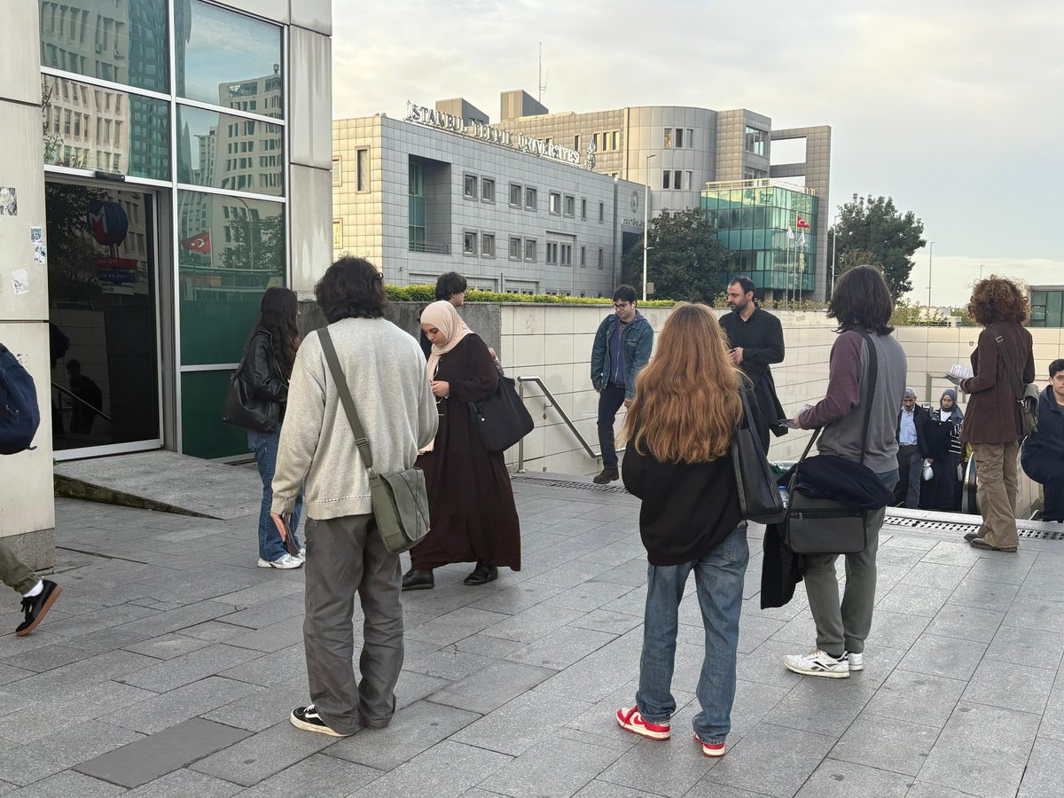 itufkf's tweet photo. İTÜ Arıkapı'da "Cumhuriyet için Bağımsızlık, Bağımsızlık için Devrim" bildirilerimizi dağıtarak sıra arkadaşlarımızı 29 Ekim'de birlikte yürümeye çağırdık.

29 Ekim'de saat 16.00'da Kadıköy Boğa Heykeli önündeyiz! https://t.co/zfI97YHBlw