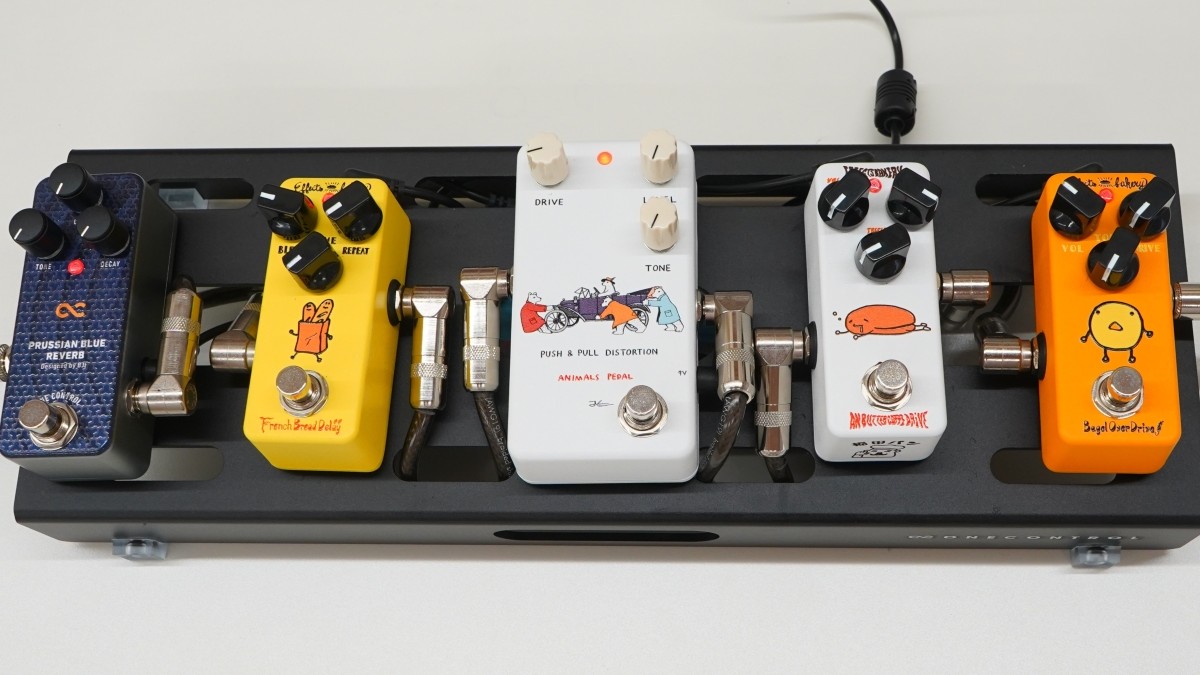 EffectsBakery's tweet image. ＼#エフェクターボード2025秋 🍁／
ベーグルくんのエフェクターボード！
フランスパンさんといっしょに、すのこタイプの進化系ボードを使って作りました🎶
ボードの裏には縁の下の力持ち「補電戦隊ドーナッツ」がいます💪

#EffectsBakery #OneControl #AnimalsPedal