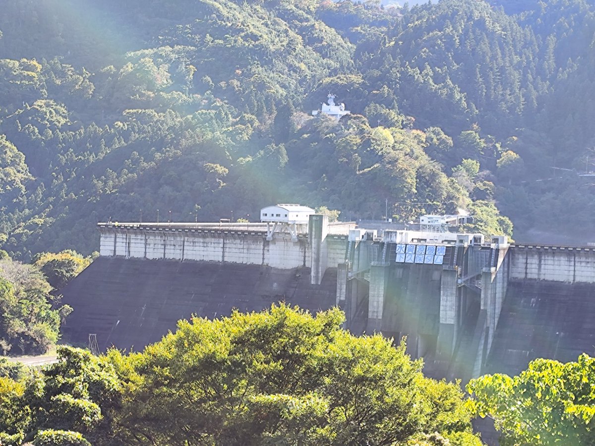 ようやく身体が動くようになったので、来月の内視鏡検査の前に、群馬県上野村まで小旅行なのです。
埼玉の県央にはまったく見ない景色（ダムなんぞ言わずもがな）なので、運転が楽しいですね。
また山路通って秩父経由帰ります。
