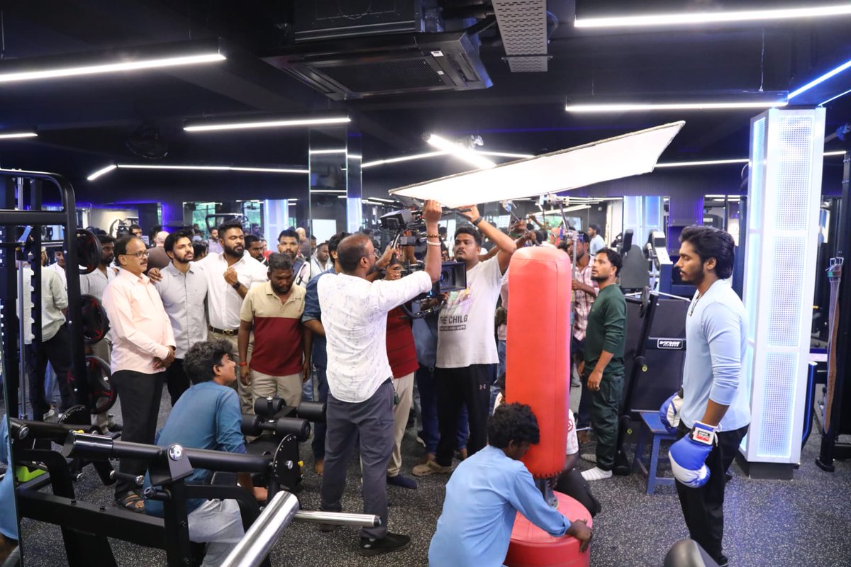 Chowdrey_Pro's tweet image. Heartiest congrats to #pavish  brother on the grand launch of his next cinematic venture.  Blessed by the legendary #KasthuriRaja sir .  Wishing you epic success! 
⭐#Pavish ❤️ #nagadurga

Directed by #MageshRajendran 
Produced by Mr.@dhananjayag sir ,Mr.
Dinesh Raj.