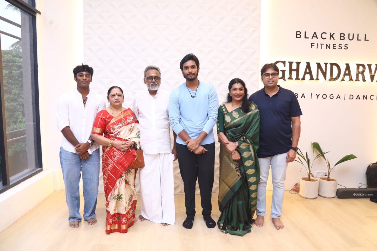 Chowdrey_Pro's tweet image. Heartiest congrats to #pavish  brother on the grand launch of his next cinematic venture.  Blessed by the legendary #KasthuriRaja sir .  Wishing you epic success! 
⭐#Pavish ❤️ #nagadurga

Directed by #MageshRajendran 
Produced by Mr.@dhananjayag sir ,Mr.
Dinesh Raj.
