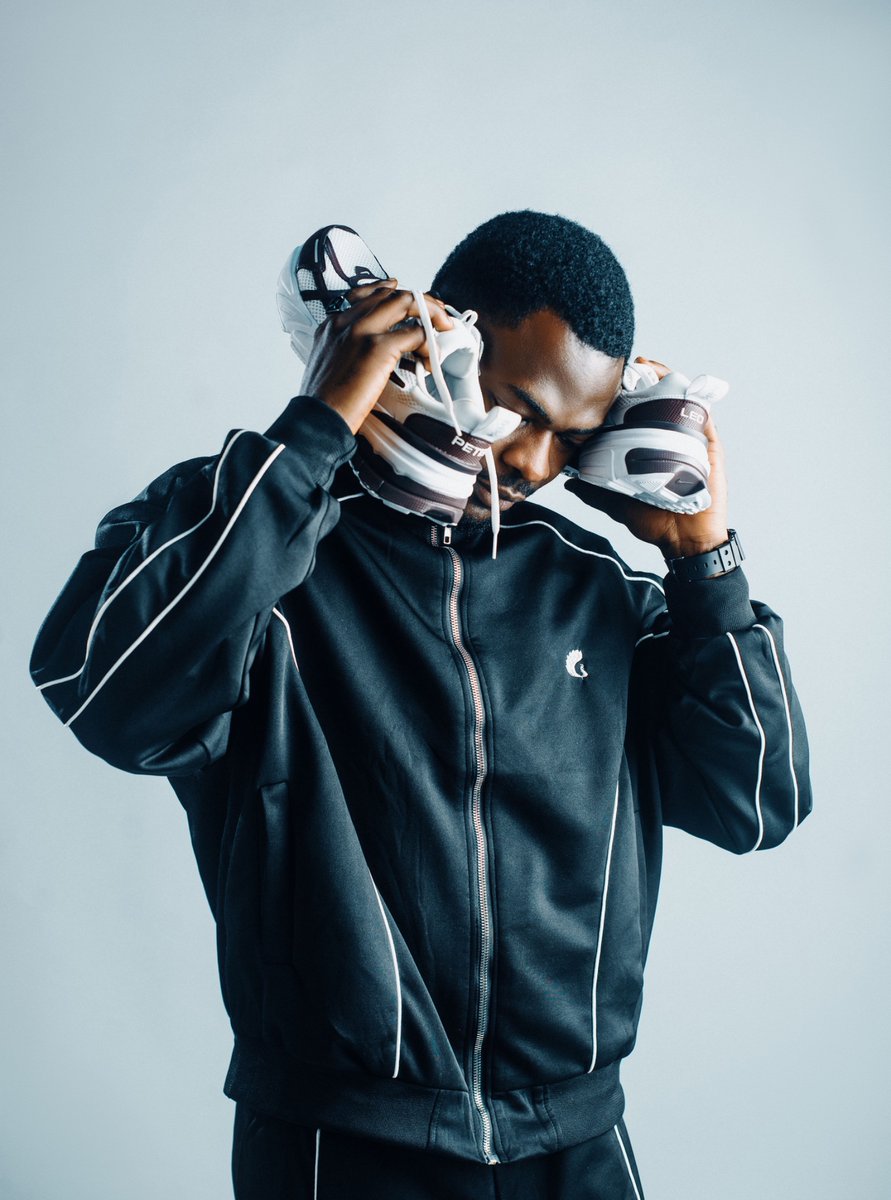 mogthagr8t's tweet photo. @mogthagr8t  for Peter Leo X Nike V2k run sneaker. 

13th November 2025
https://t.co/PXyl8bznDI https://t.co/fQyOna37Mg