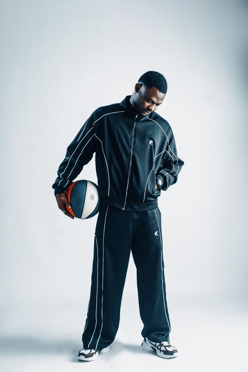 mogthagr8t's tweet photo. @mogthagr8t  for Peter Leo X Nike V2k run sneaker. 

13th November 2025
https://t.co/PXyl8bznDI https://t.co/fQyOna37Mg