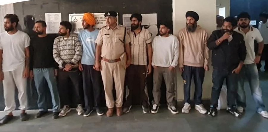 ट्रंप सरकार ने हरियाणा के 50 युवक वापस भेजे हैं। ये सभी डंकी रूट से अमेरिका में घुसे थे। इन सभी को बेड़ियों में बांधकर जहाज से वापस भेजा गया।

अमेरिका ने इस साल हरियाणा के 604 अवैध प्रवासी इसी तरह भारत को लौटाए हैं। 3 नवंबर को ऐसी ही एक और फ्लाइट आने की संभावना है।

ये सभी नौजवान