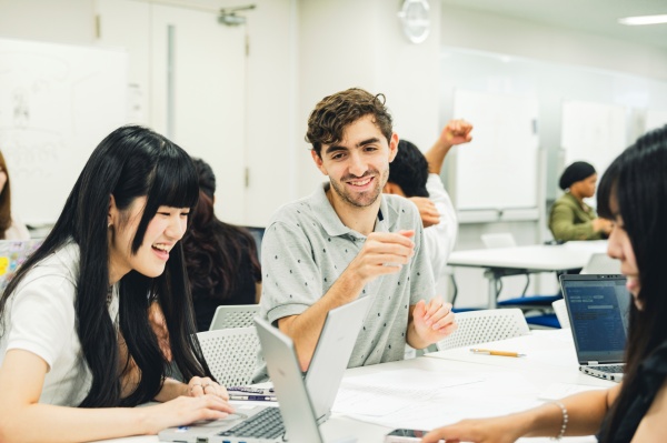 sanno_univ's tweet image. ■学生の声
外国人留学生と一緒に英語でグループワークや #PBL （課題解決型授業）を行う3日間の夏期集中プログラムを実施しています。
このプログラムに参加した学生にインタビューし、どのような成長や気づきがあったのかを語ってもらいました🎤

sanno.ac.jp/undergraduate/…