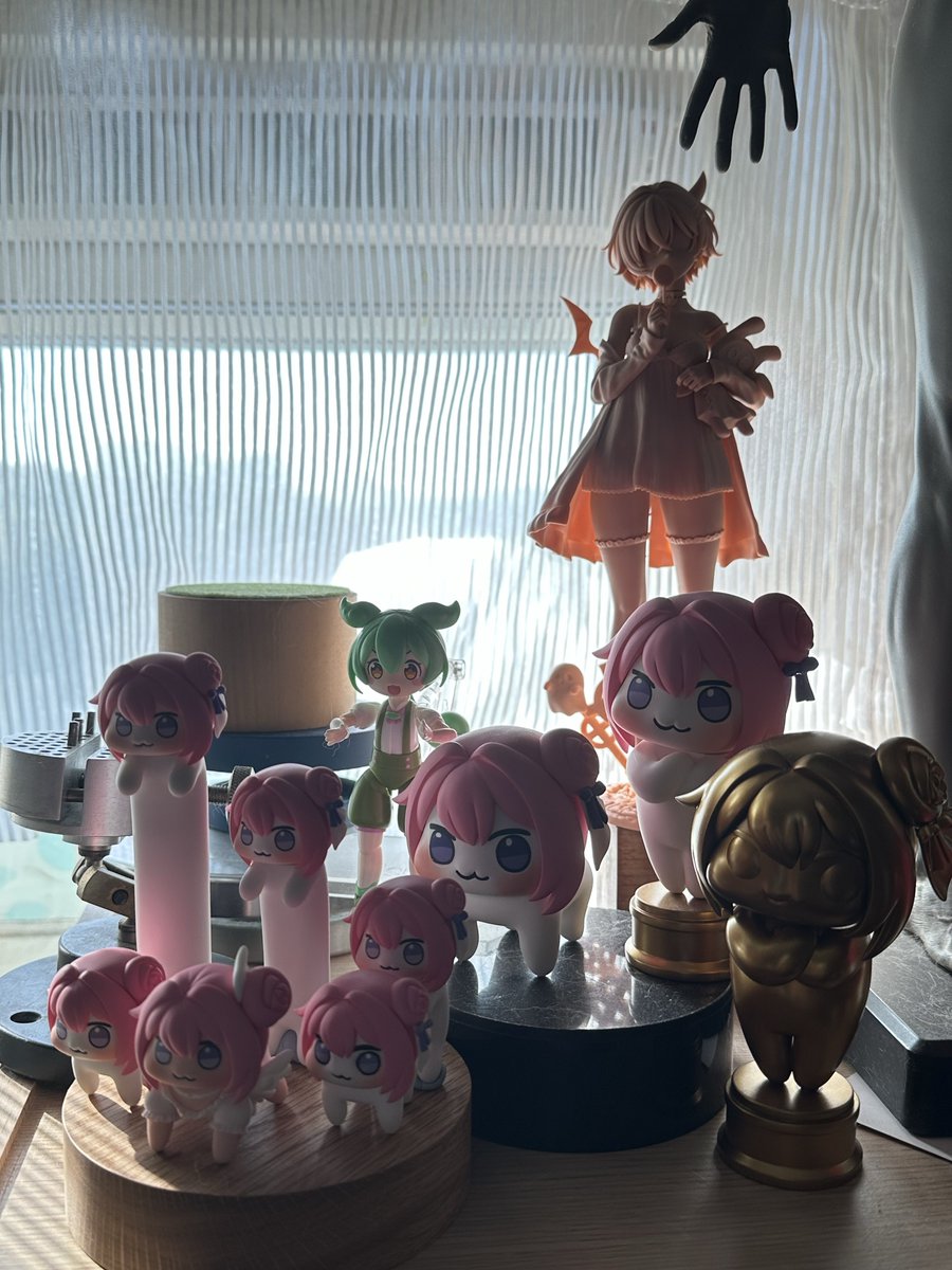 polygo's tweet image. 作業台の上が賑やかになってる