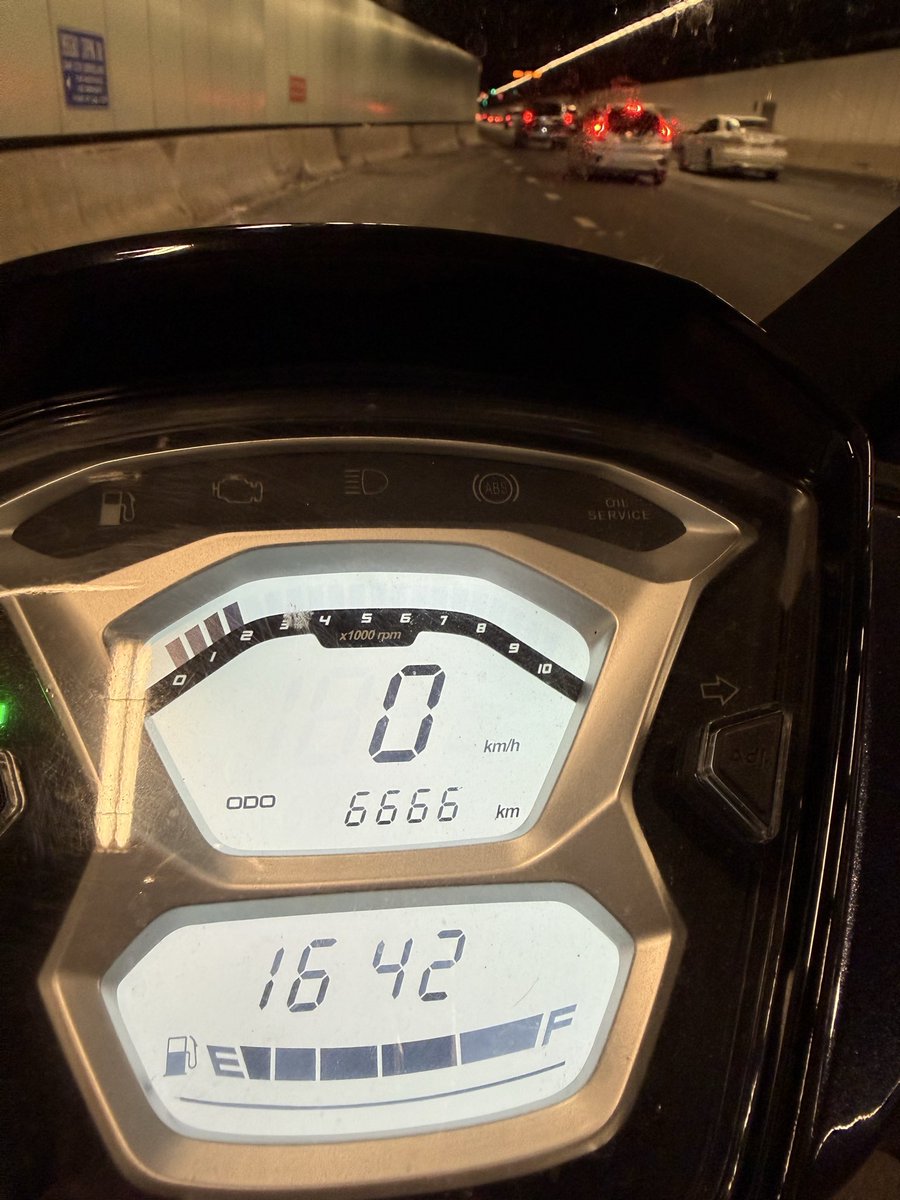 i did not stop in the middle of the lane cove tunnel just to take this photo of my odometer reading