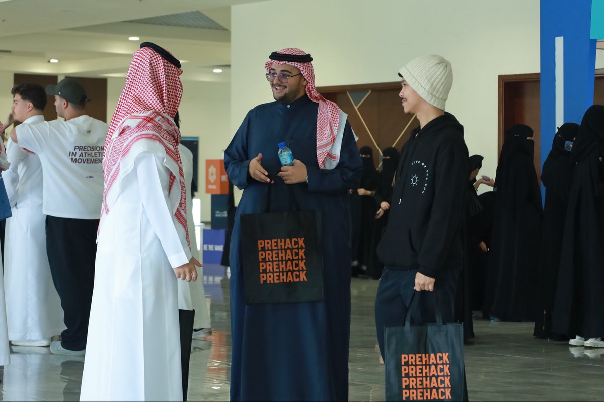 Rana117__'s tweet image. بعد فترة بريك عن التغطيات كانت هذي اجمل وامتع تغطية الحمدلله🙏🏻

مبروك للفائزين🤍

 #PreHack  #Hackwave25  #CYCLUB_UJ #جامعة_جدة