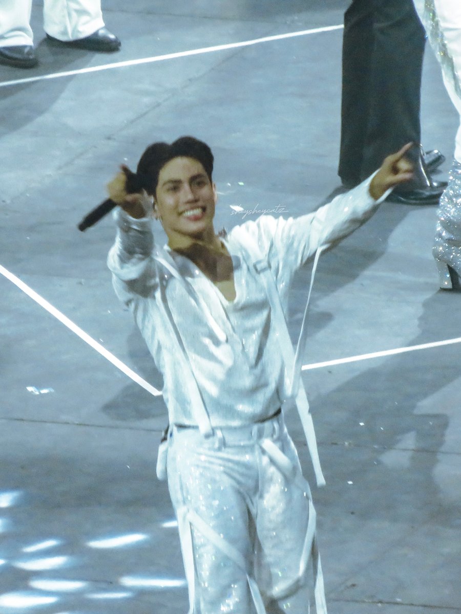 SheySheycatz's tweet image. Stell reaction on one of his banner 🥺🥺🥺

Oow my precious baby 🥰🥰🥰
Thank you talaga sa proj na to 🥺🥺🫶🏻🫶🏻

PS d ko po alam anong banner yan 😥 lumipat kase kme 😅

SB19 BACK IN ARANETA 
@SB19Official #SB19 
#SB197thAnniversary
#SB19FastZoneConcert
#STELL #SB19_STELL