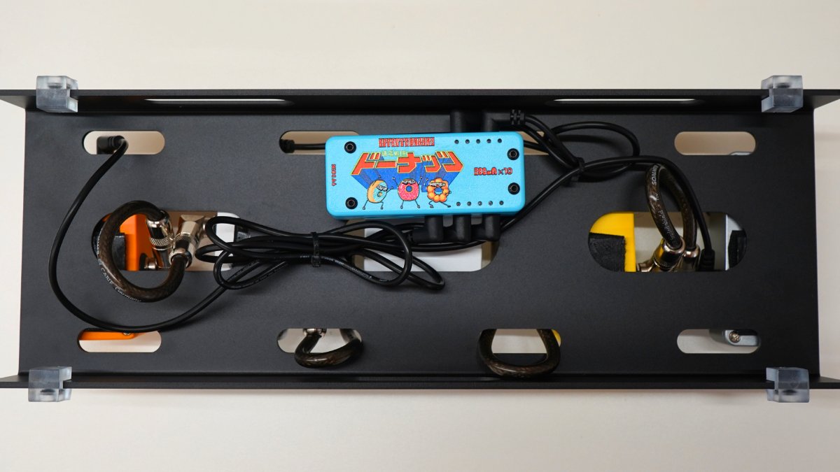 EffectsBakery's tweet image. ＼#エフェクターボード2025秋 🍁／
ベーグルくんのエフェクターボード！
フランスパンさんといっしょに、すのこタイプの進化系ボードを使って作りました🎶
ボードの裏には縁の下の力持ち「補電戦隊ドーナッツ」がいます💪

#EffectsBakery #OneControl #AnimalsPedal