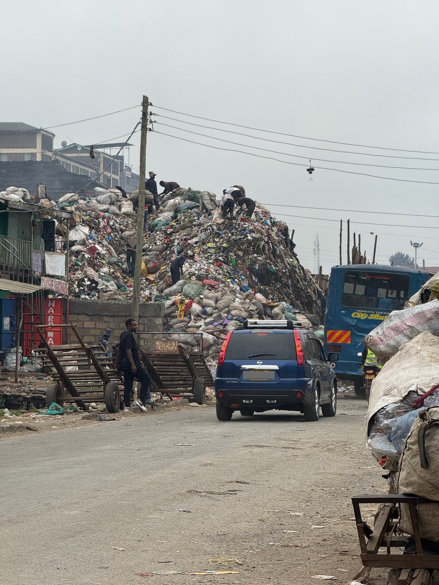 cathy_mutuku's tweet image. Day 10, @HonMosiria zunguka tu ukipiga clout but I will be here to remind you every day about this dumbsite in kawangware market, I know you have been seeing my tweets but you decided to ignore, bro I have time and data I will remind you every day. Clean kawangware market