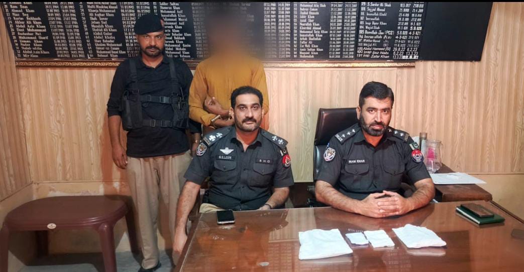 PeshawarCCPO's tweet photo. تھانہ داؤدزئی پولیس کی بروقت کارروائی!
گھریلو تنازعے پر فائرنگ کرکے ایک شخص کو قتل اور دوسرے کو زخمی کرنے والا ملزم نور اللہ گرفتار۔
آلہ قتل برآمد، مقدمہ درج، مزید تفتیش جاری۔
#PeshawarPolice #Daudzai #CrimeNews #PoliceAction https://t.co/fjLvf3cv91