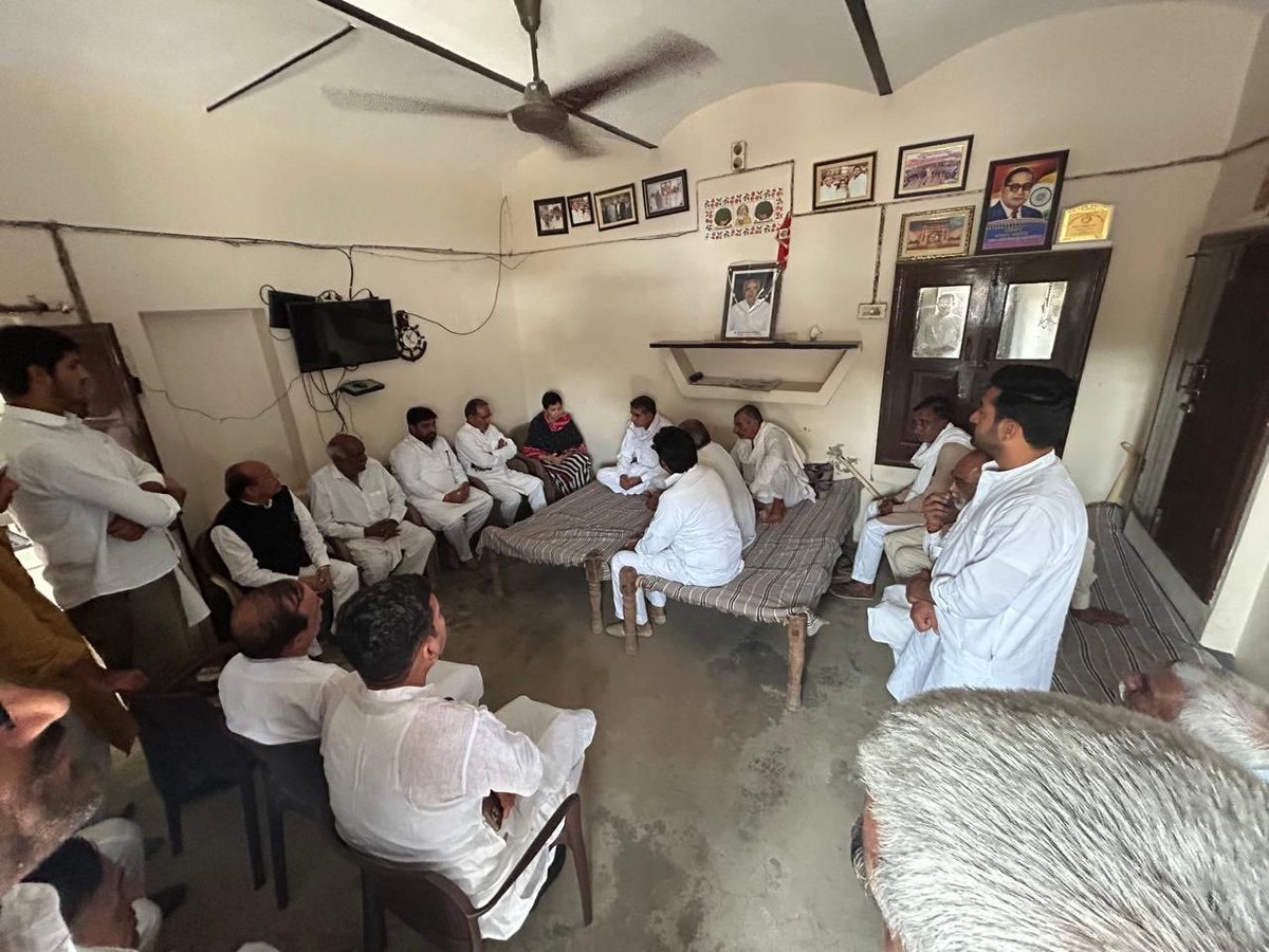 Kumari_Selja's tweet photo. गाँव चौटाला (डबवाली) के सरपंच श्री सुभाष बिश्नोई जी के निवास स्थान पर पहुँचकर उनके पिता एवं पूर्व सरपंच श्री कृष्ण बिश्नोई जी के निधन पर शोक संवेदनाएँ व्यक्त कीं।

ईश्वर से प्रार्थना है कि स्वर्गीय श्री कृष्ण बिश्नोई जी की आत्मा को शांति प्राप्त हो तथा परिवार को इस दुःखद घड़ी में धैर्य, साहस और शक्ति प्रदान करें ताकि वे इस अपूरणीय क्षति को सहन कर सकें।