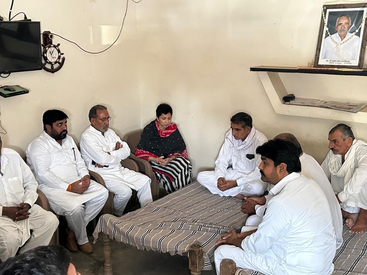 Kumari_Selja's tweet photo. गाँव चौटाला (डबवाली) के सरपंच श्री सुभाष बिश्नोई जी के निवास स्थान पर पहुँचकर उनके पिता एवं पूर्व सरपंच श्री कृष्ण बिश्नोई जी के निधन पर शोक संवेदनाएँ व्यक्त कीं।

ईश्वर से प्रार्थना है कि स्वर्गीय श्री कृष्ण बिश्नोई जी की आत्मा को शांति प्राप्त हो तथा परिवार को इस दुःखद घड़ी में धैर्य, साहस और शक्ति प्रदान करें ताकि वे इस अपूरणीय क्षति को सहन कर सकें।