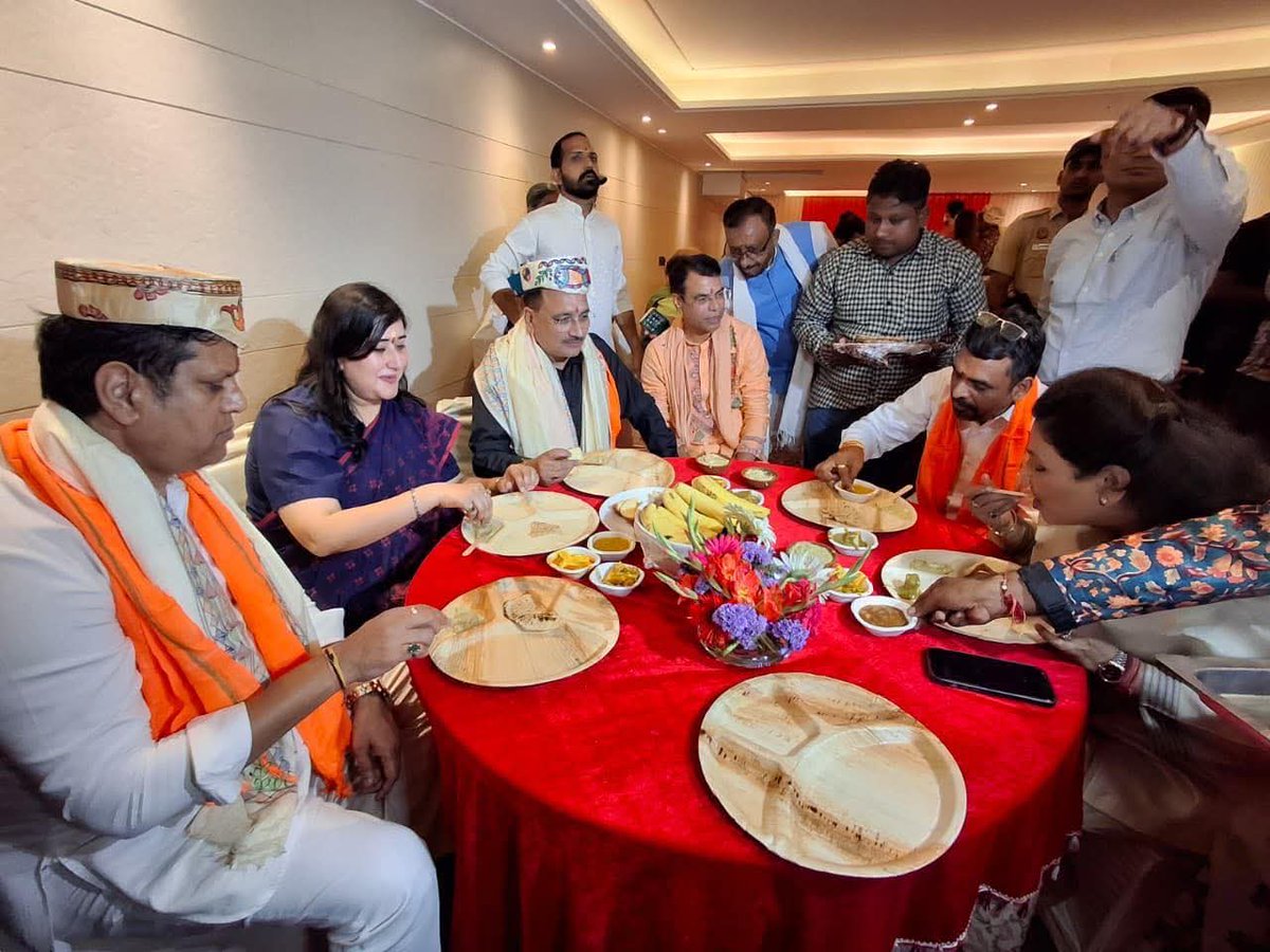 santoshojha's tweet image. जय छठी मईया 🙏
छठ महापर्व के पावन अवसर पर मेरे निवास पर आयोजित खरना पूजन कार्यक्रम में पधारकर स्नेह और आशीर्वाद प्रदान करने हेतु आप सभी का हृदय से आभार।
आपका साथ और स्नेह ही हमारी सबसे बड़ी शक्ति है। छठी मईया का दिव्य आशीर्वाद आप सभी के जीवन में सुख, समृद्धि और शांति का संचार…