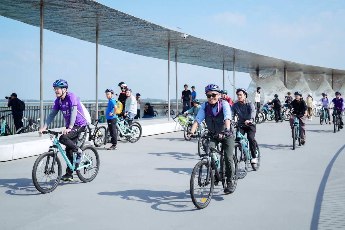 nyushanghai's tweet image. Cycling around Yuandang Lake with Chancellor Tong Shijun as our guide! NYU Shanghai community members geared up on Saturday for another epic ride on the Chancellor's Discover China Series. They spend the morning and afternoon cycling and learning about the ecological development…