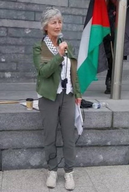 manelmarquez's tweet photo. Catherine Connelly, la nueva presidenta de Irlanda, lleva dos años manifestándose en apoyo a Palestina.
No hace falta ser musulmán para apoyar a Palestina; basta con ser humano.
¡Viva Irlanda! 🇮🇪
¡Viva Palestina! 🇵🇸
¡Long live Ireland &amp; Palestine!
#FreePalestine https://t.co/PTAyj7OUm5