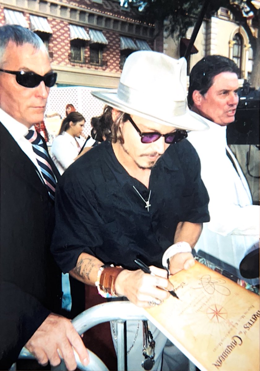 もうひとつ、これは生まれて初めて撮ったジョニー📸フィルムカメラ…！ちょうどサイン中の写真がありました

約20年前、パイレーツ・オブ・カリビアン/デットマンズ・チェスト　ディズニーランドアナハイム貸切ワールドプレミア🏴‍☠️

とにかく物腰柔らか、レッドカーペットで丁寧なサインの印象です☺️