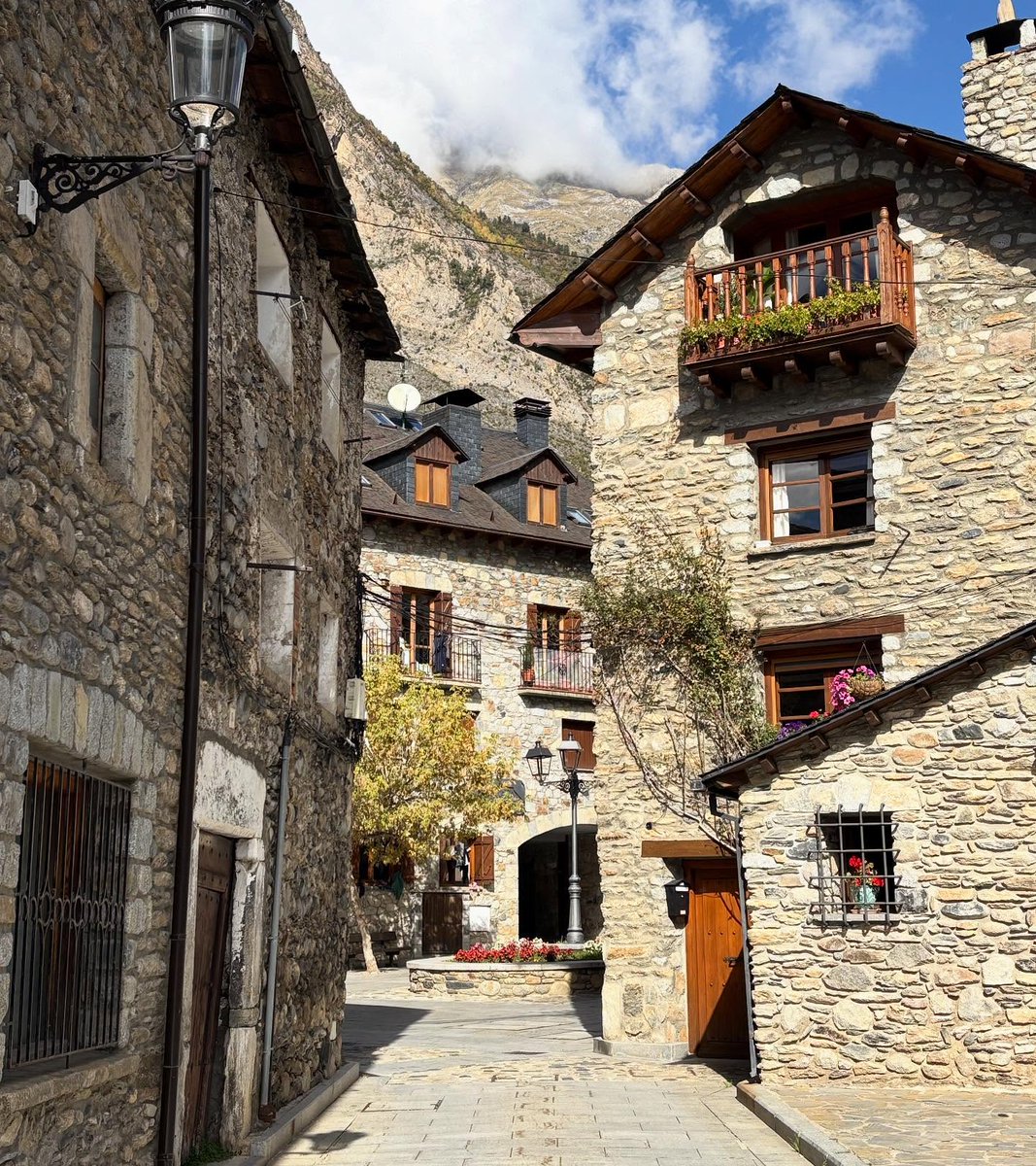 Benasque 🏔️
Piedra, madera y flores en cada rincón 🌸, con el encanto de los pueblos del Pirineo que invitan a pasear sin prisa. 💚
Una parada ideal este otoño 🍂 para disfrutar del aire puro y de su ambiente tranquilo.

Foto de instagram.com/ciriahotel