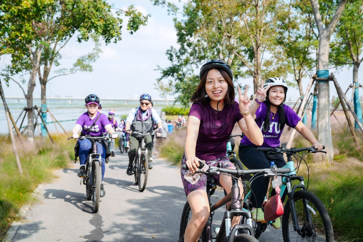 nyushanghai's tweet image. Cycling around Yuandang Lake with Chancellor Tong Shijun as our guide! NYU Shanghai community members geared up on Saturday for another epic ride on the Chancellor's Discover China Series. They spend the morning and afternoon cycling and learning about the ecological development…