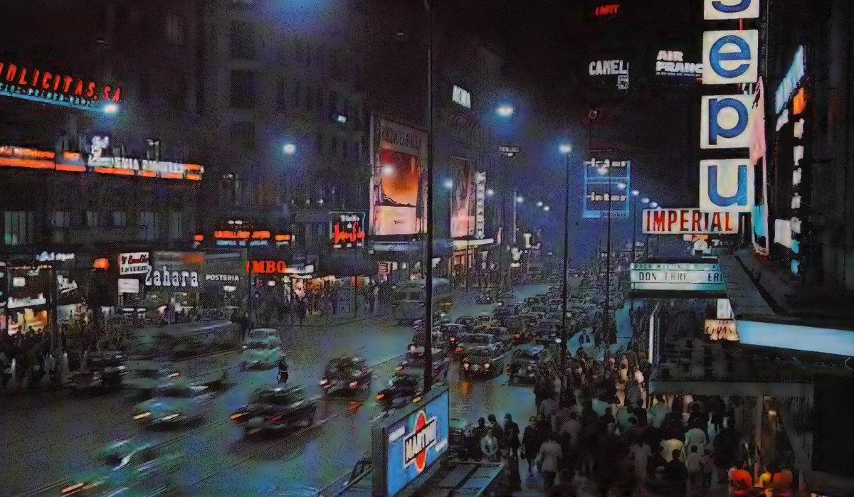 Vista nocturna de la Gran Via de Madrid en 1972.