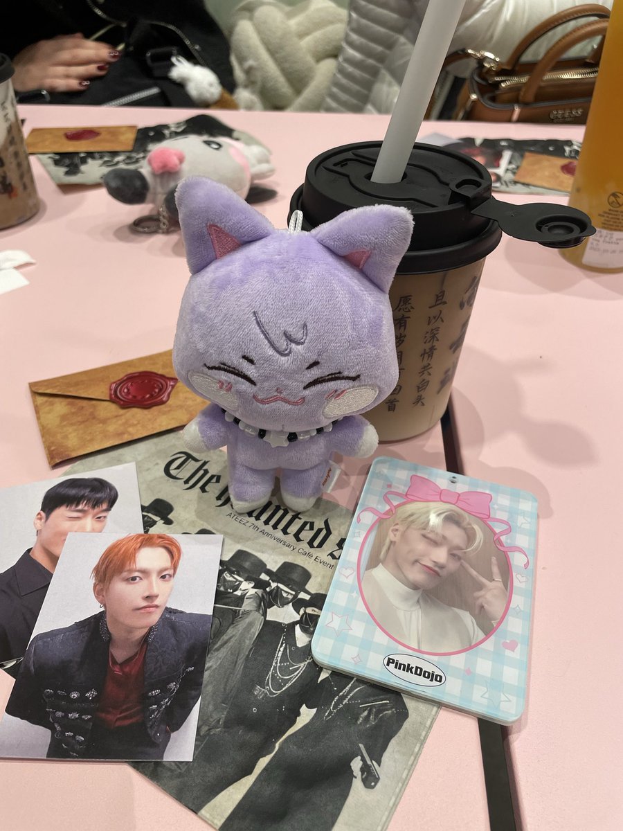 sweetsojudreams's tweet photo. Two of our friends celebrated their bday yesterday ☺️ we had so much fun, ate good food, took some photos and went to an Ateez event (again lol) 💗 @byeoljoo98 @dinos__auro @WWSunshine97 https://t.co/HiD8TdtEoJ