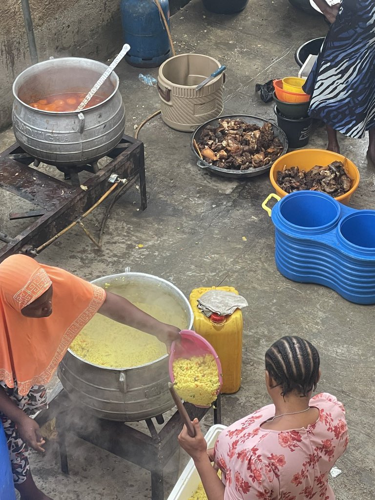 senherby's tweet image. Short story📌

If this is happening in Wife’s family house… 

Poor husband:- (Talking to Dad’s wife in the lounge) Sir, The chairs should be 14dozen, I counted it, it remain 4 pieces. 

Dad’s Wife; Haa! Baba Kola, Pls count again  and also those chair will need some cleaning…