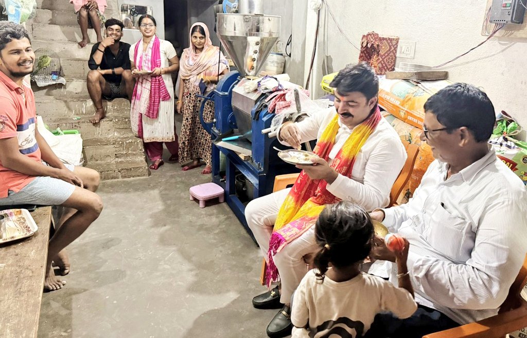 shalabhmani's tweet photo. पार्टी के आदेश पर पिछले कई दिनों से बिहार चुनाव में झारखंड सीमा के आख़िरी जिले जमुई में हूँ, पटना के रहने वाले वाहन चालक उमाशंकर प्रसाद जी भी लगातार मेरे साथ हैं, उनके परिवार जैसा नाता बन गया है, कल थोड़े मायूस दिखे, वजह पूछी तो छुपा ले गए, काफी कुरेदने पर बताया कि पत्नी छठ व्रत हैं और वे घर से बहुत दूर हैं, मैंने तत्काल तो कुछ नहीं कहा पर पूरे दिन जल्दी जल्दी काम निपटाने के बाद जब उन्हें बताया कि छठ पूजा करने हम सब उनके घर चल रहे हैं तो उमाशंकर प्रसाद जी खिल उठे, लंबा रास्ता और ट्रैफ़िक पार कर उनके घर पहुँचे, उमाशंकर प्रसाद जी के घर ही छठ पूजन किया, छठ व्रती उनकी पत्नी श्रीमती गायत्री देवी जी से आशीर्वाद और प्रसाद ग्रहण किया, उन्हें सम्मानित किया और फिर भोर तक हम सब अपने चुनावी क्षेत्र जमुई लौट आए, छठ में अपनों के बीच देवरिया ना मौजूद रहने की टीस मेरे हृदय में भी थी, उमाशंकर प्रसाद जी के परिवार के प्रेम ने इस अधूरेपन को भर दिया, उनके स्नेह से सफ़र की थकान भी महसूस ना हुई, छठी मइया की कृपा हमारे देवरिया के समस्त लोगों पर सदैव बनी रहे, सब सदैव खुश रहें, यही प्रार्थना है !!

जय छठी मईया 🙏