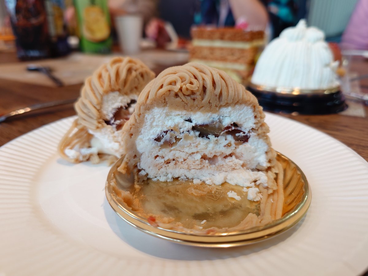 cakesukisin's tweet image. FOBSのモンブラン
和栗のクリーム、生クリーム、栗、メレンゲのシンプルなモンブラン。皆さんは和or洋どちらが好みですか？私はシンプルな和栗+生クリーム+メレンゲが好き。

#FOBS
#蔵前
#モンブラン