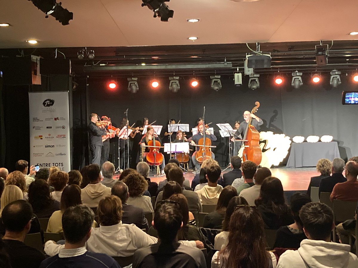 Aquest passat dissabte alumnes de l'orquestra de l'escola van actuar en l'acte d'entrega dels premis Jordi Pujiula que enguany celebra la XIV edició.
<a href="/oloteducacio/">Olot Educació</a> <a href="/OlotCultura/">Olot Cultura</a>