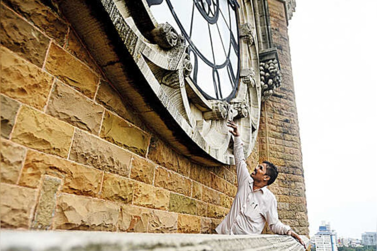 DrSanjivGoenka's tweet image. Every day, Mahendra Gupta climbs 236 steps to wind Mumbai’s 146-year-old Rajabai Clock Tower. In a city powered by speed and screens, one man keeps time alive by hand. A powerful reminder to keep showing up, for it is consistency that keeps the world moving. #MondayMotivation
