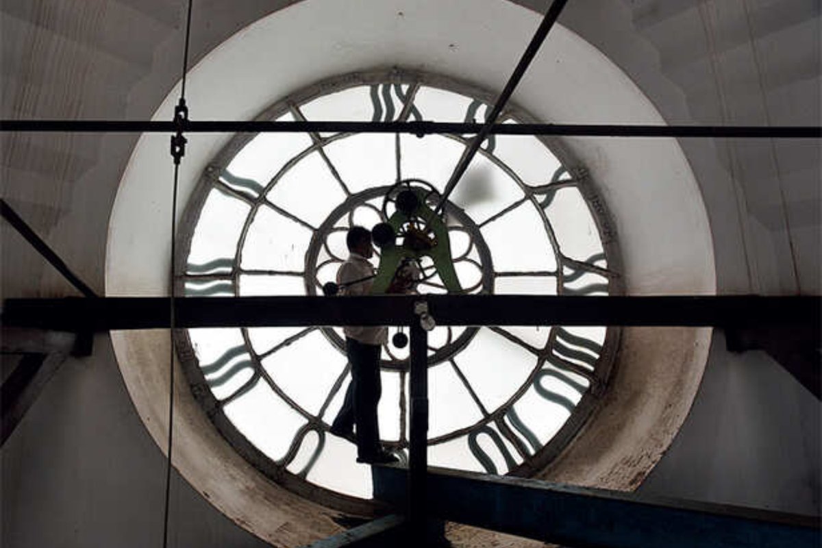 DrSanjivGoenka's tweet image. Every day, Mahendra Gupta climbs 236 steps to wind Mumbai’s 146-year-old Rajabai Clock Tower. In a city powered by speed and screens, one man keeps time alive by hand. A powerful reminder to keep showing up, for it is consistency that keeps the world moving. #MondayMotivation
