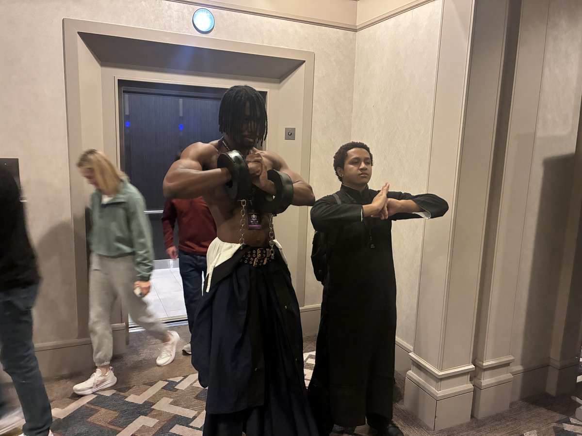 EnginoJuushichi's tweet image. [heavy discipline.]

My picture doesn’t do justice to @Defiant_def and @WeLoveObii but the aura in person was a sight to behold. 

Defi busting out the Enkidu in Winner’s Finals was a very significant call to his humble beginnings. Obi is Enkidu incarnate this weekend!