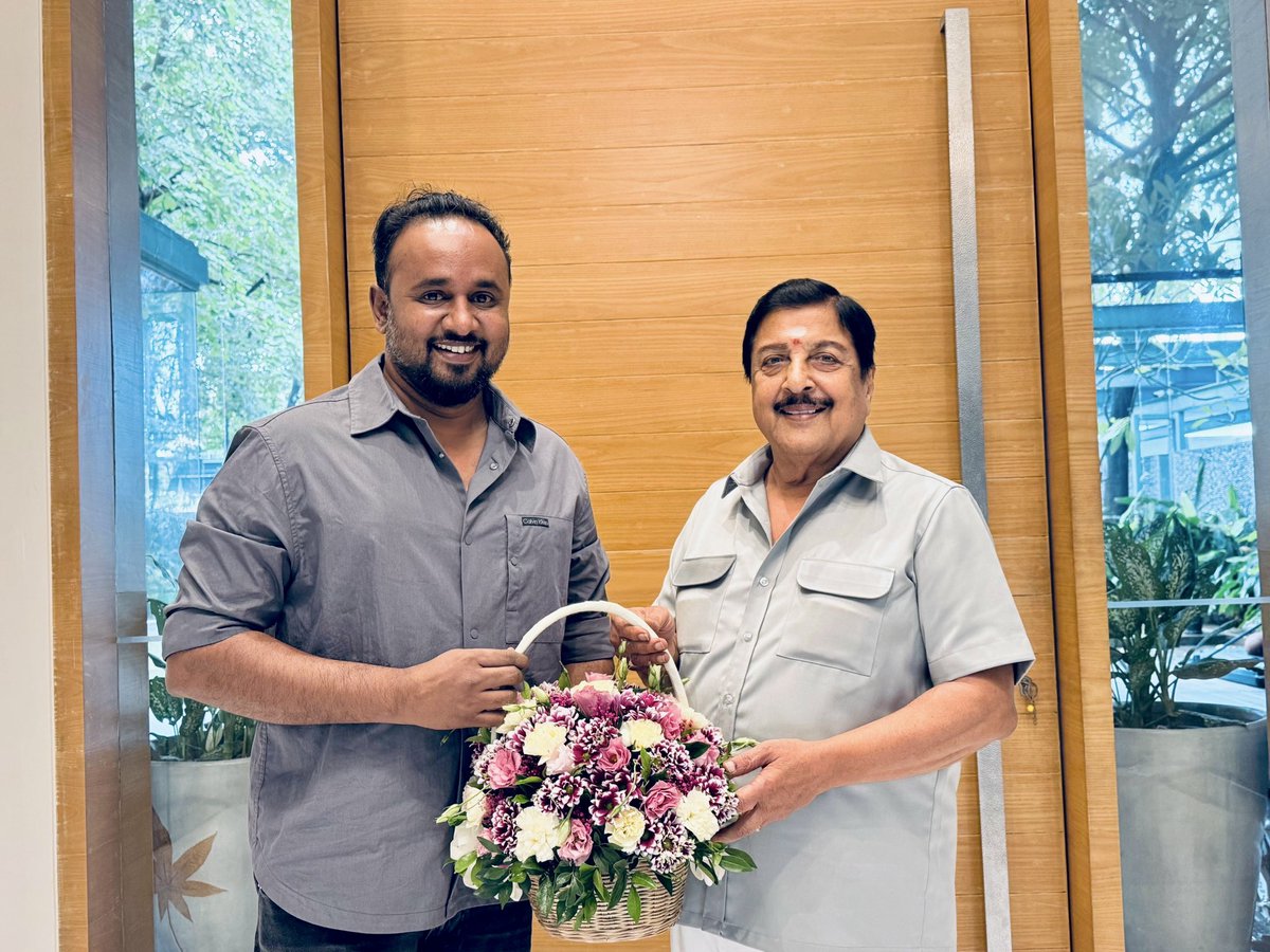 sakthivelan_b's tweet image. Birthday wishes to my mentor #Sivakumar Sir and my #Guru Redgiant  @MShenbagamoort3 Sir 💐
Grateful for your constant guidance and inspiration. 🙏
#HappyBirthday #Respect