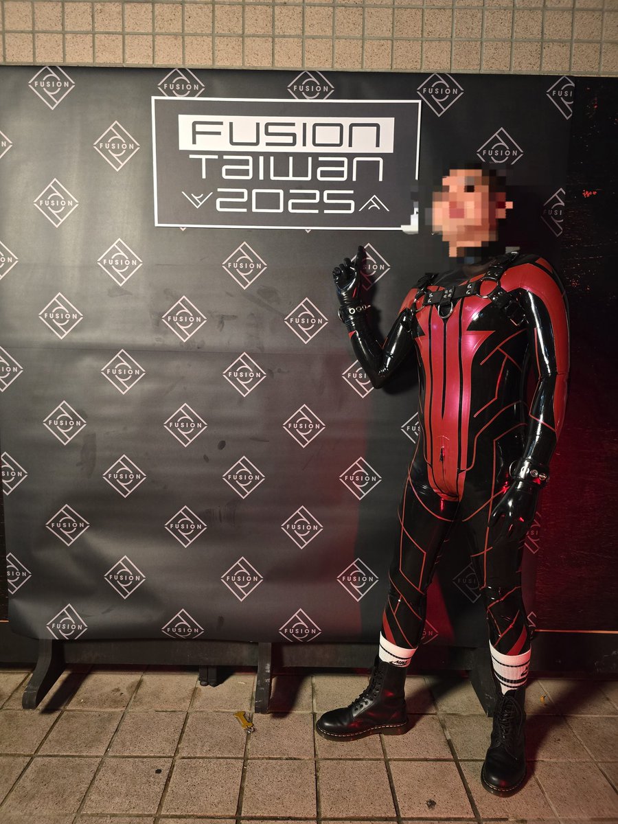 一年一度的膠膠聚會
穿全新的膠衣登場
0.4頸入莫名的合身
看到許多的膠星人很開心
會場空間寬敞舒服
感謝主辦方的用心和辛苦
期待明年的到來😍😍