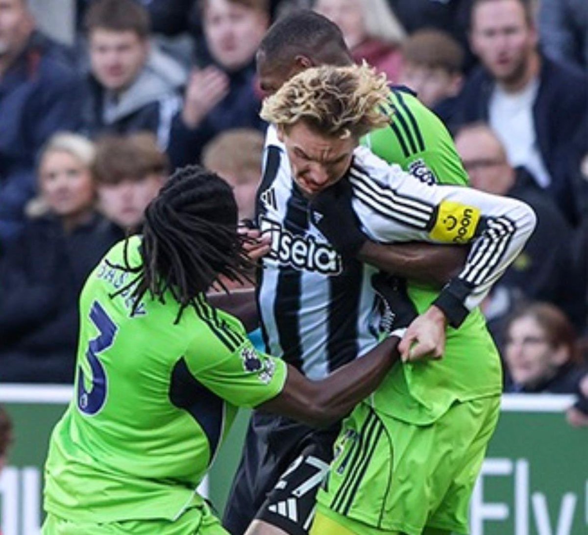 NUFCgallowgate's tweet image. Holding at corners has become ridiculous. 

How can this not be a pen? 

#NUFC @FA_PGMOL