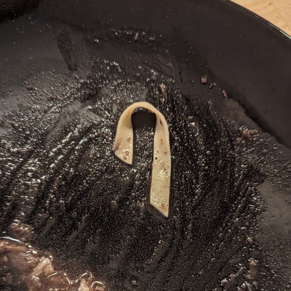 my pasta looks like it's gonna sing Sweet but Psycho i- 😭😭😭😭✋🏼