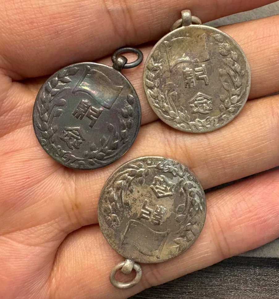 四枚目の明治七年従軍記章、そもそも銀製なのかも怪しいけど章身と飾板