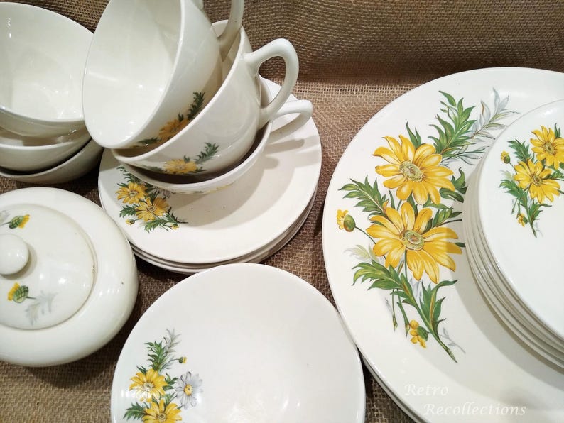 Mid-Century Edwin Knowles Yellow and White Oxeye Daisies X4011 Dinnerware from the 1940s 1950s. Place settings and sets sold as listed.
etsy.com/listing/103254… #mamboteam