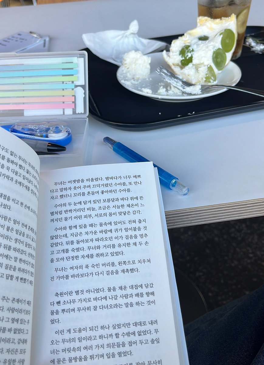 #rt이벤트 
이번에 안전가옥에서 <이상한 이야기들의 궁정 연회> 콘셉트로 팝업을 진행한대요!! 📚🏰🥂

가기 전/가서 읽어야 할 책으로 제 첫 쇼트 ‘재와 물거품’을 추천드리면서 이 글을 #rt 한 다섯 분께 보내드립니다!! 

🌊팝업 종료인 11/12 당발🫧

추가 정보는 타래에 달아둘게요!!