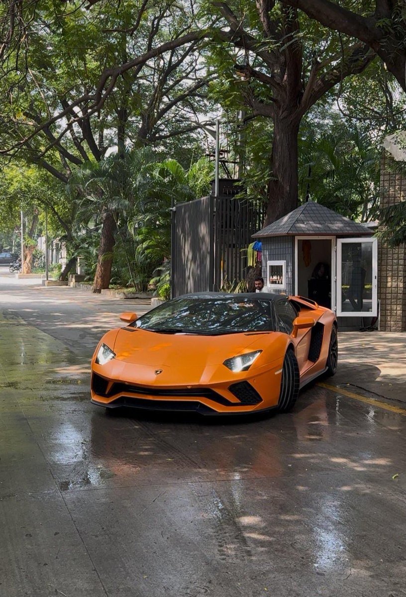 fans_pra's tweet photo. #Prabhas Anna car https://t.co/Uc2cEBZNHw