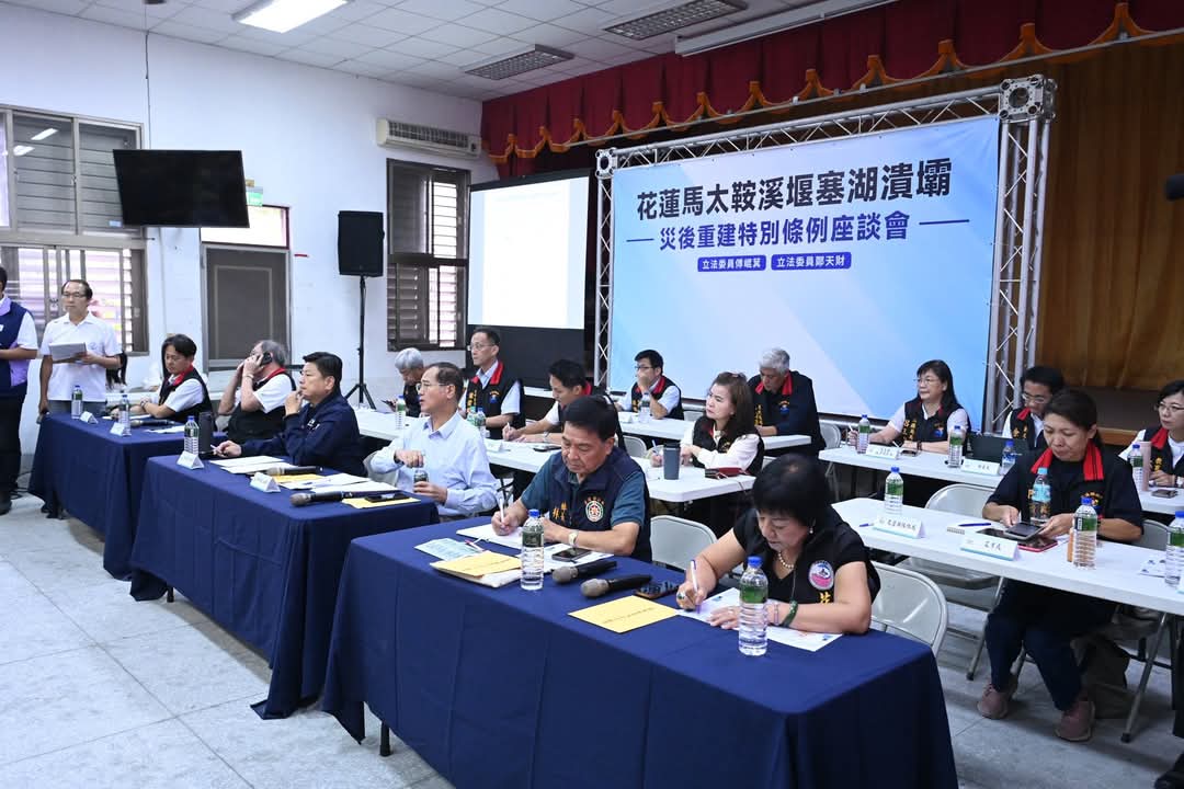 OlB5xR6vzI6Vv4B's tweet image. #傅崐萁🇹🇼

【議長張峻公然施暴　傅崐萁代表花蓮向國人致歉】
【張峻帶人衝進座談會場狠踹主席桌    傅：嚴厲譴責暴力】
【無黨籍議長光復重建座談會率眾鬧事踹桌 災民批賴總統來時你在哪?】…