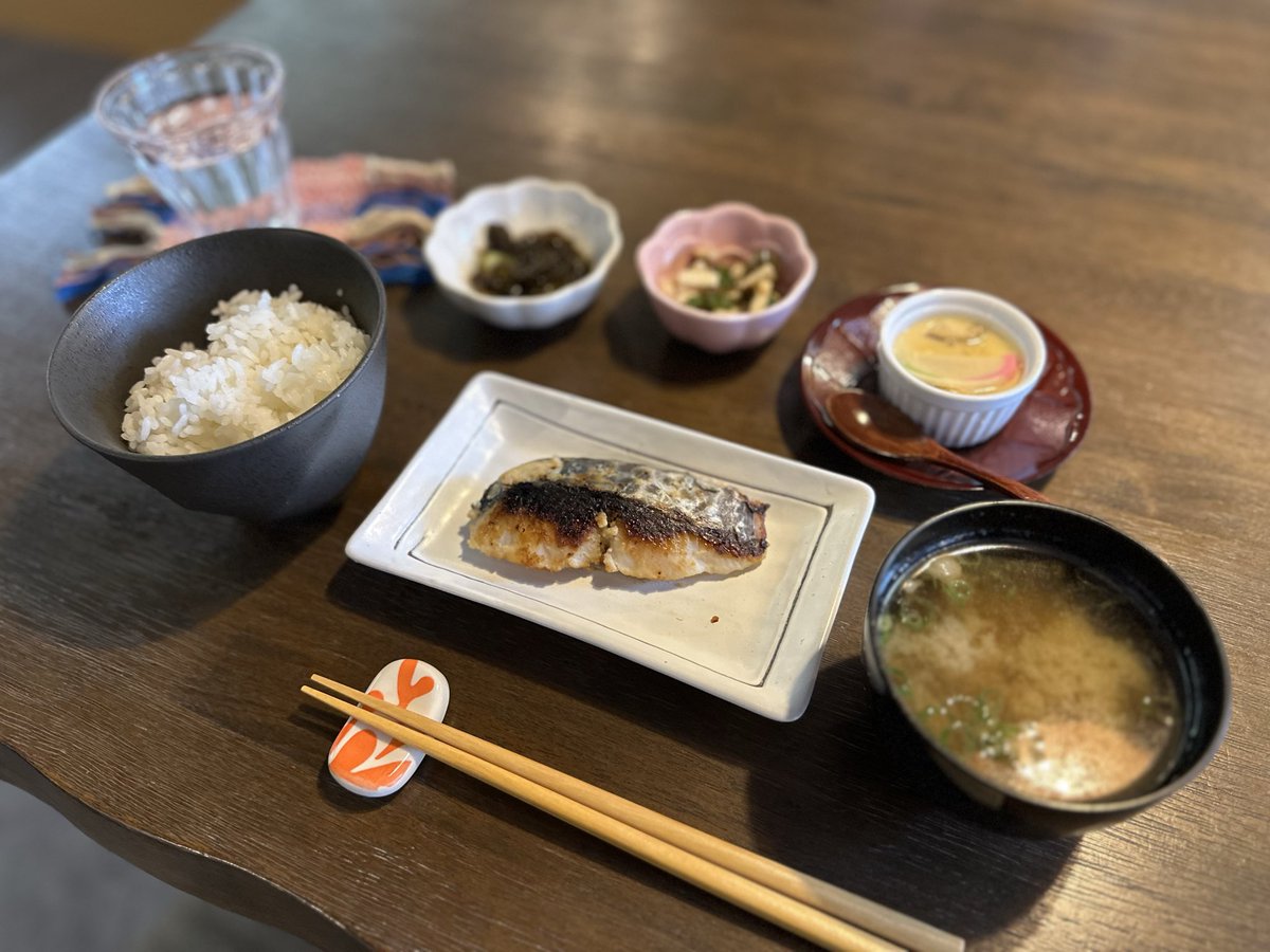 本日グランドオープンしました(*^^*)
Instagramでの発信が中心になっているので、遅くなってしまいました。
しばらく月〜水曜日の10~17時営業となっております。
さわらの西京焼きセットが大人気です。